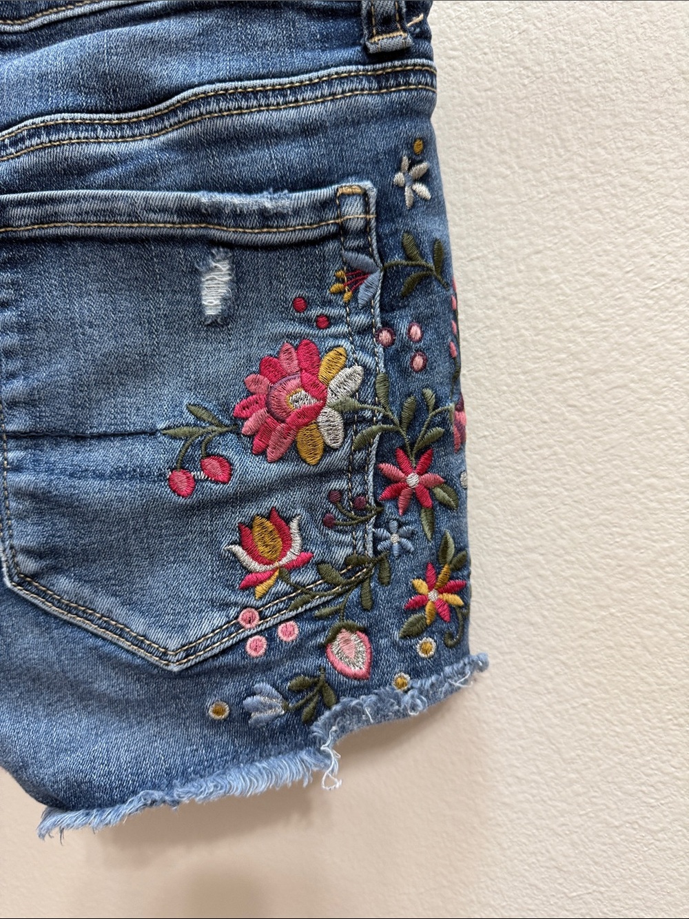 Women’s American Eagle Outfitters Embroidered Floral Distressed Jean Shorts Sz 4 - Picture 7 of 16
